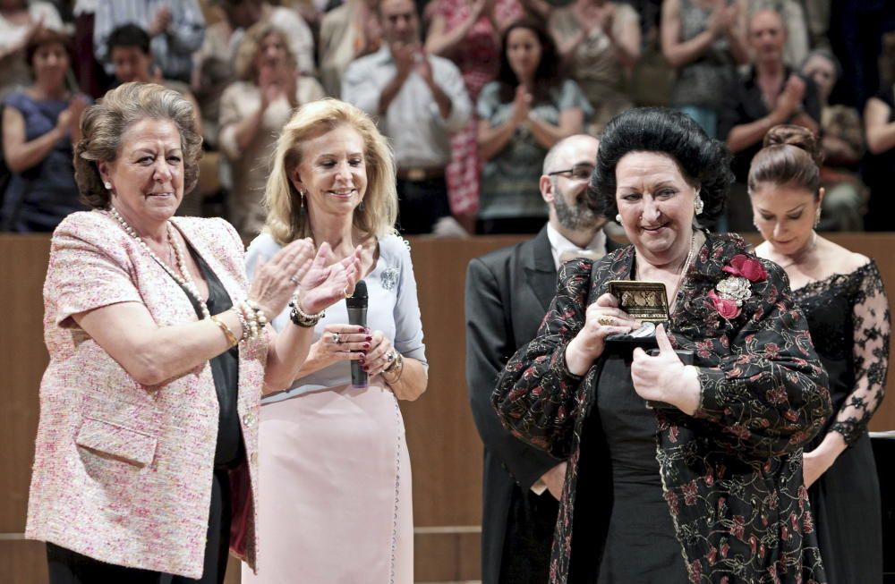 La soprano Montserrat Caballé recibe la medalla conmemorativa del Palau de la Música de Valencia, de manos de la alcaldesa Rita Barberá en junio de 2012.