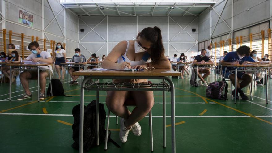 Las pruebas de Selectividad en el IES Miguel Hernández  con medidas de seguridad por el coronavirus.