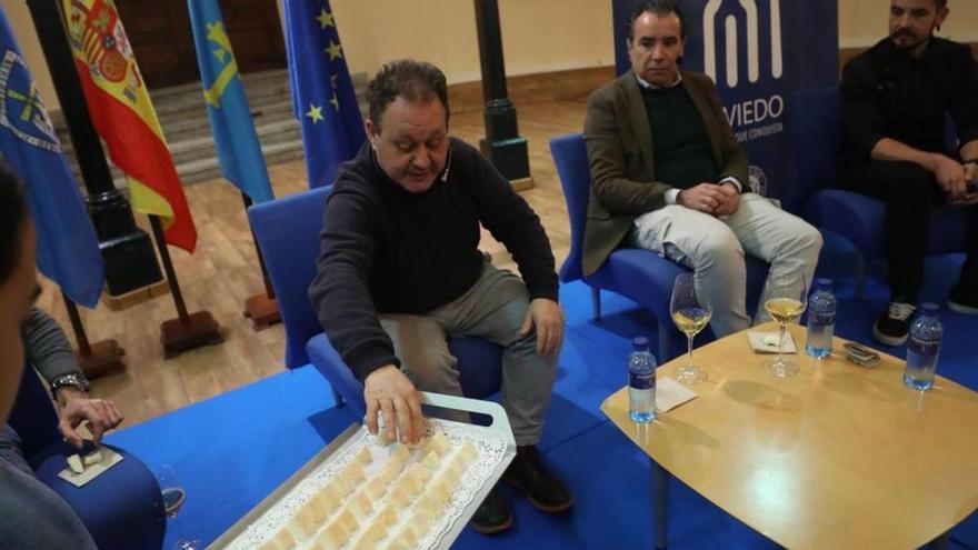 Por la izquierda, Pascual Cabaño, Francisco Martínez y Jhonatan González, durante la cata de quesos en Trascorrales.