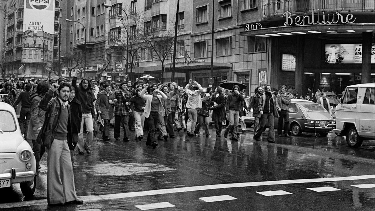 Una manifestación delante del cine Benlliure en 1976