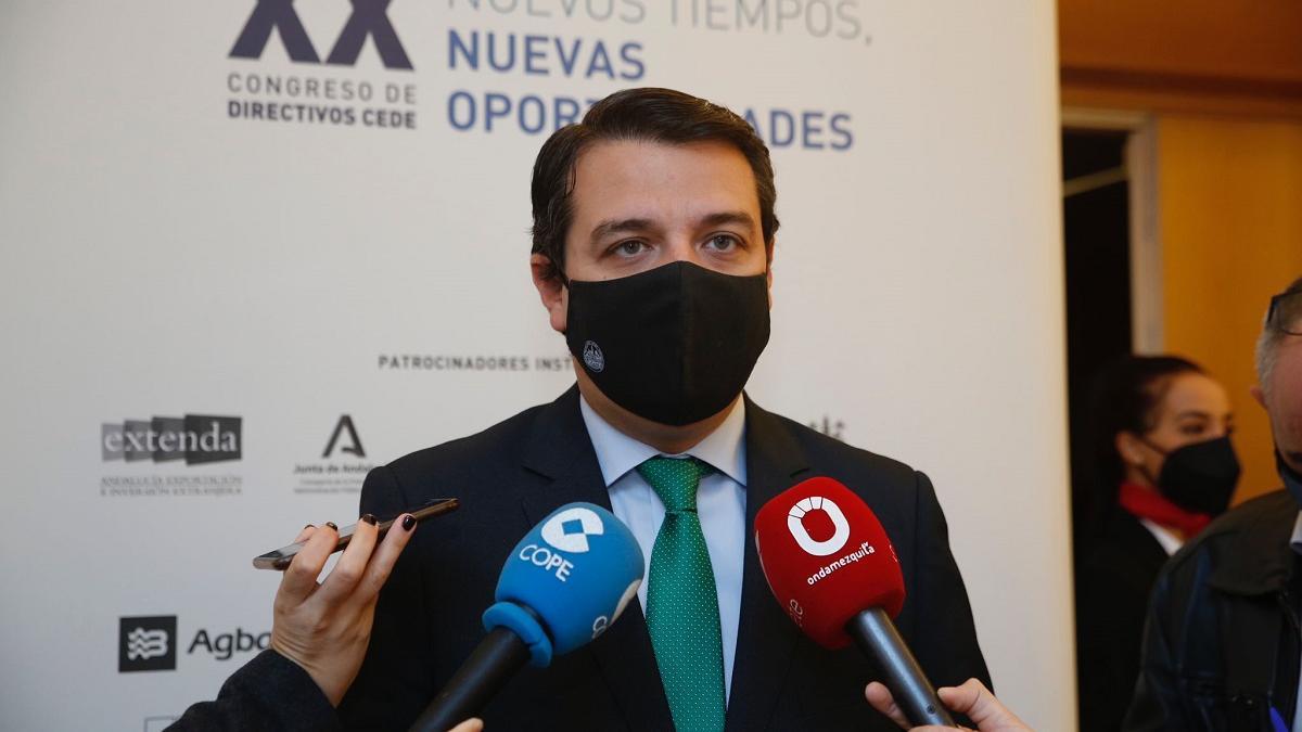 El alcalde de Córdoba, José María Bellido, atiende las preguntas de los periodistas.