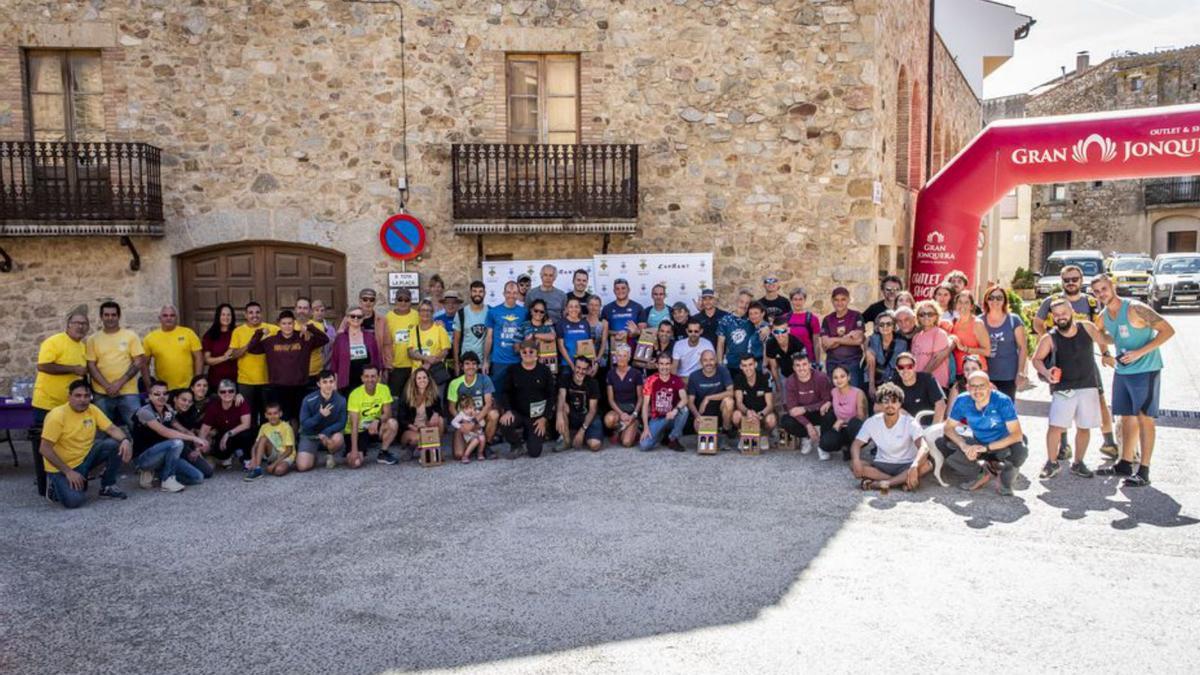 Alguns dels participants i organitzadors a la plaça Major