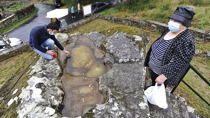 Devotos en la piedra de Penadauga.