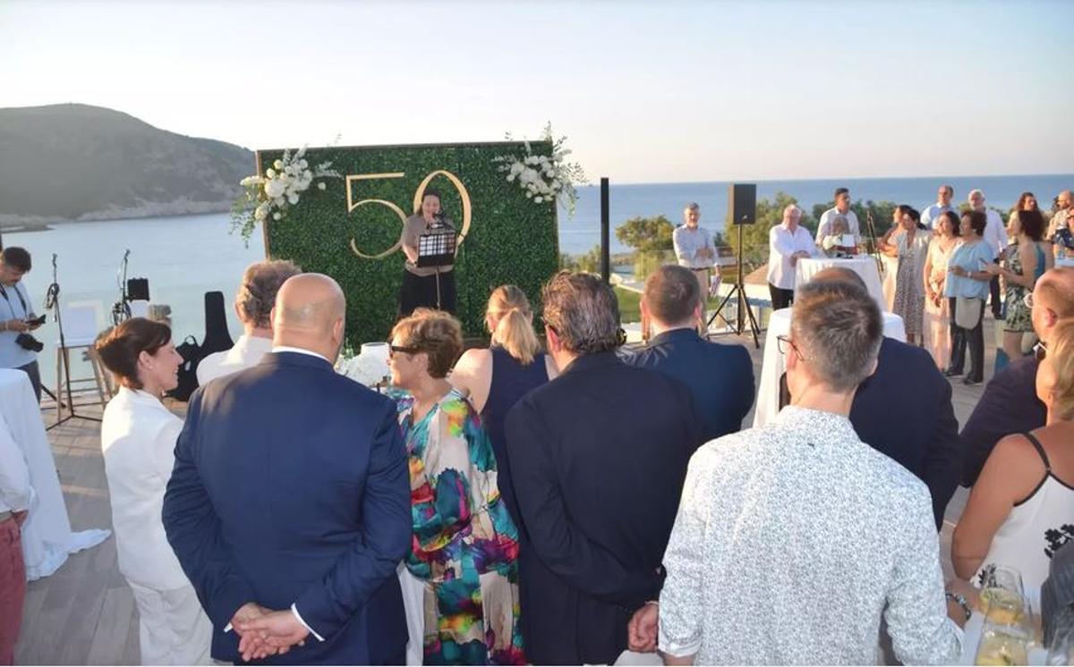 Vor der Kullisse der Cala Agulla feierten die Hoteliers mit geladenen Gästen das 50. Jubiläum ihrer Vereinigung