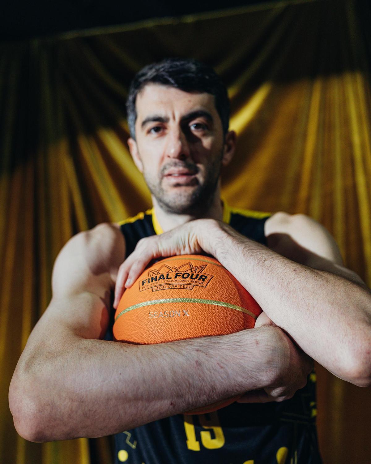 Gio Shermadini, en la sesión de fotos previa a la Final Four de Badalona 2026.