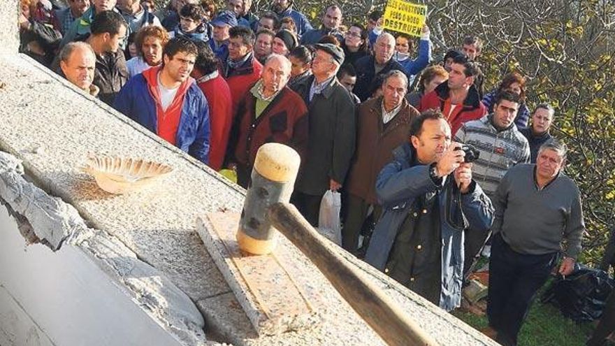 Vecinos de Ons, en una protesta por el derribo de obras ilegales en la isla. // Gonzalo Núñez