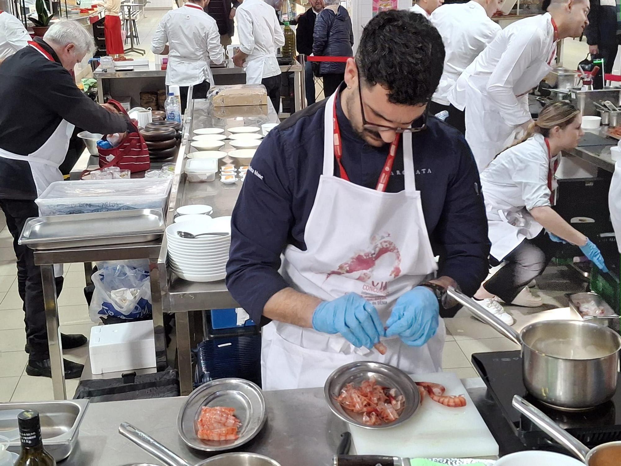 Bulle el Mercat de Dénia: los cocineros le echan mil flores y más a la gamba roja (imágenes)