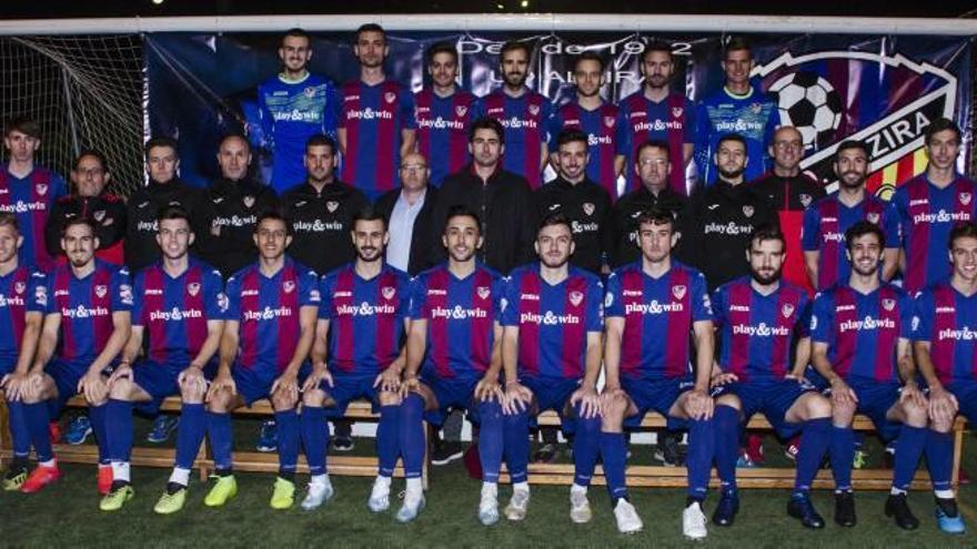Jugadores y cuerpo técnico que componen la plantilla de la UD Alzira para la actual campaña.