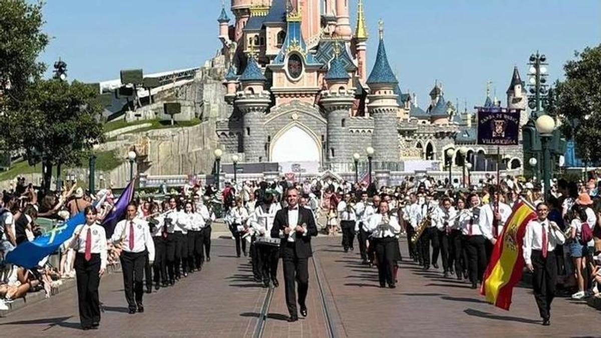 La Banda de Música de Villaviciosa en París.