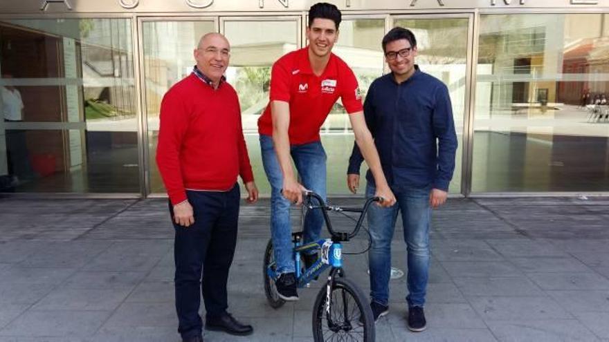 El alcalde y el edil de Deportes reciben al campeón de BMX Kevin Sánchez