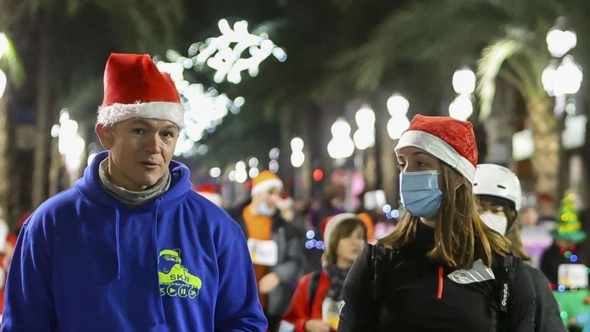 La San Silvestre más festiva recorre Alicante | HÉCTOR FUENTES