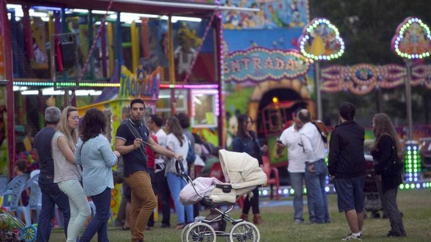 Algunos asistentes a la fiesta, en la zona de atracciones infantiles.