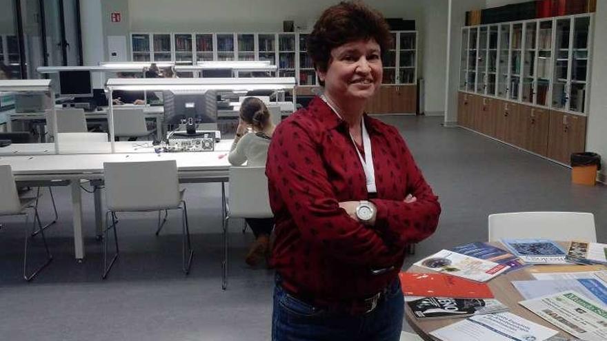 Yolanda Sanmartín, responsable de la biblioteca del Álvaro Cunqueiro.