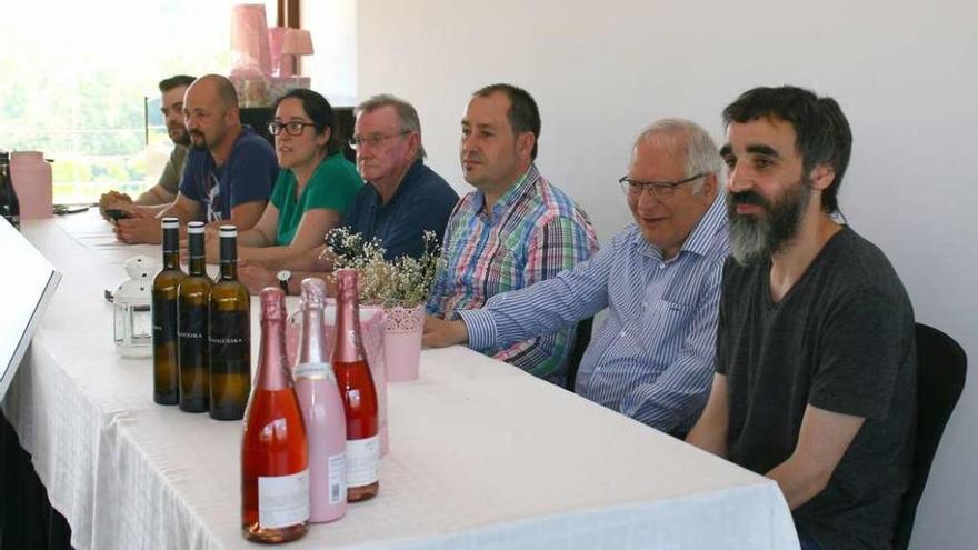 Diego López, Iñaki Brelar, Adriana Abelleiro, Cándido Pazos, Antonio Abelleiro y Severino Pérez, ayer durante la presentación en el Pazo de Xerlís (Guimarei . // Bernabé/Víctor Espiño