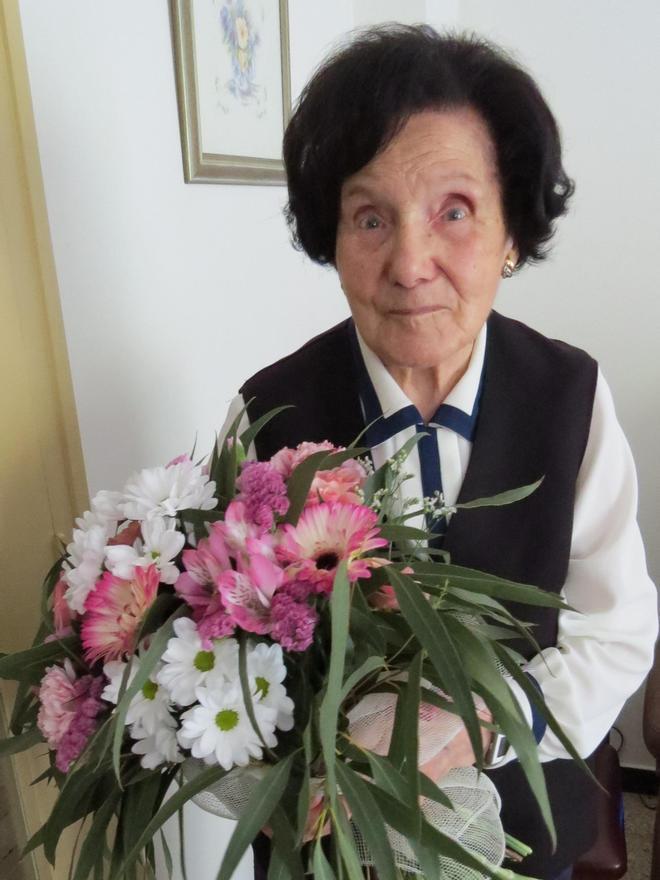 Maria Heras amb un ram de flors per la celebració del seu centenari