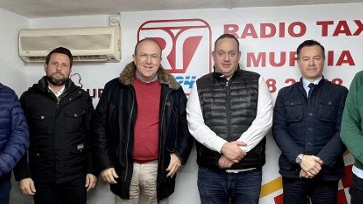 Luis Gestoso se ha reunido con la junta directiva de Radio Taxi Murcia.