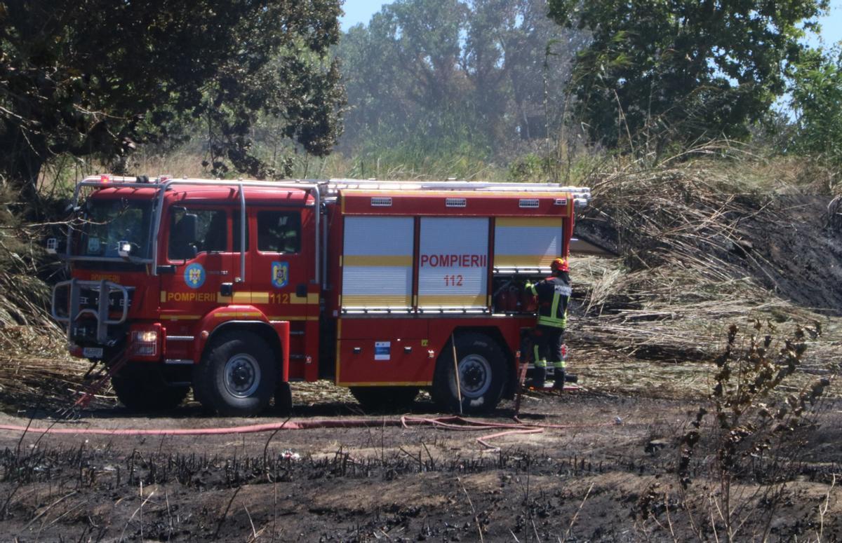 Els bombers treballant en un dels punts de l'incendi.