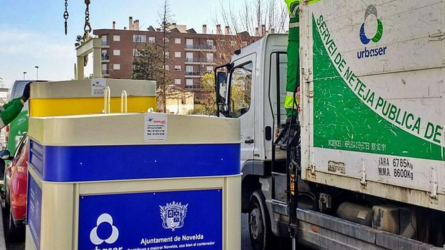 Un operario de la concesionaria recogiendo los residuos en Novelda.