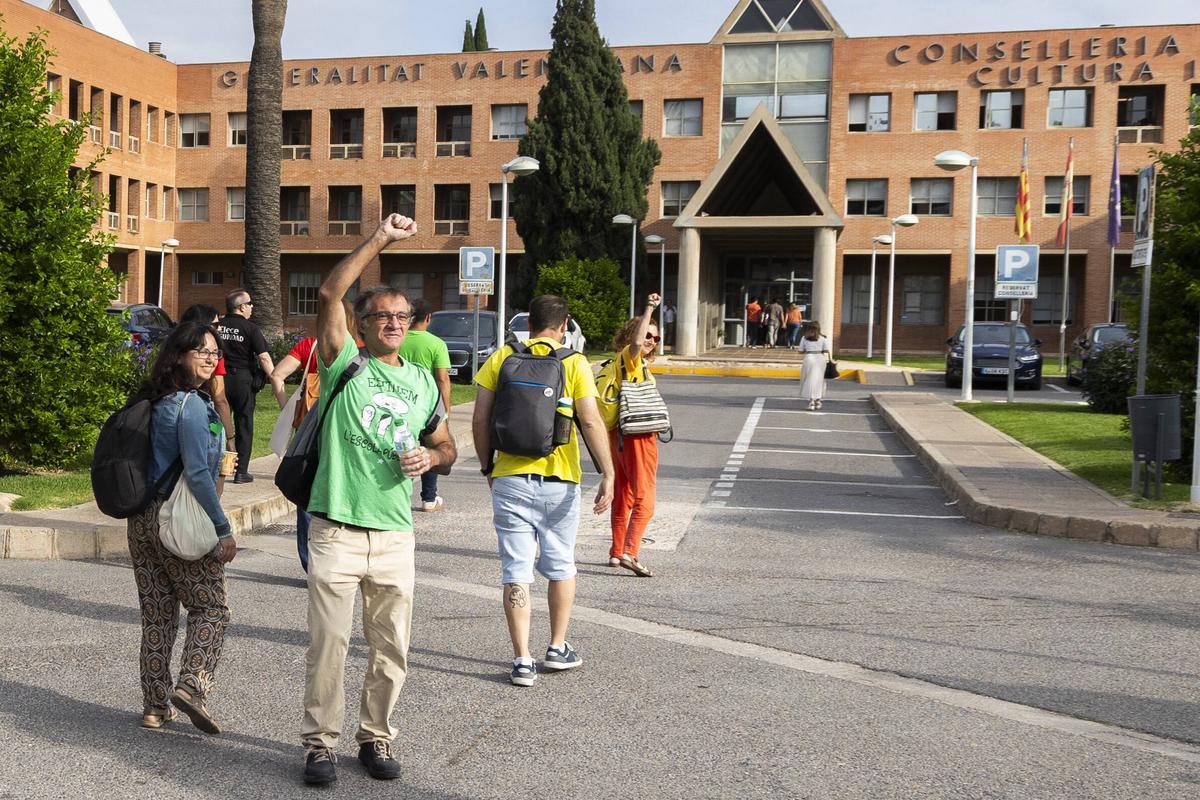 Los negociadores del STEPV, CC OO y UGT, la mayoría sindical, a la entrada de la Conselleria de Educación para la negociación