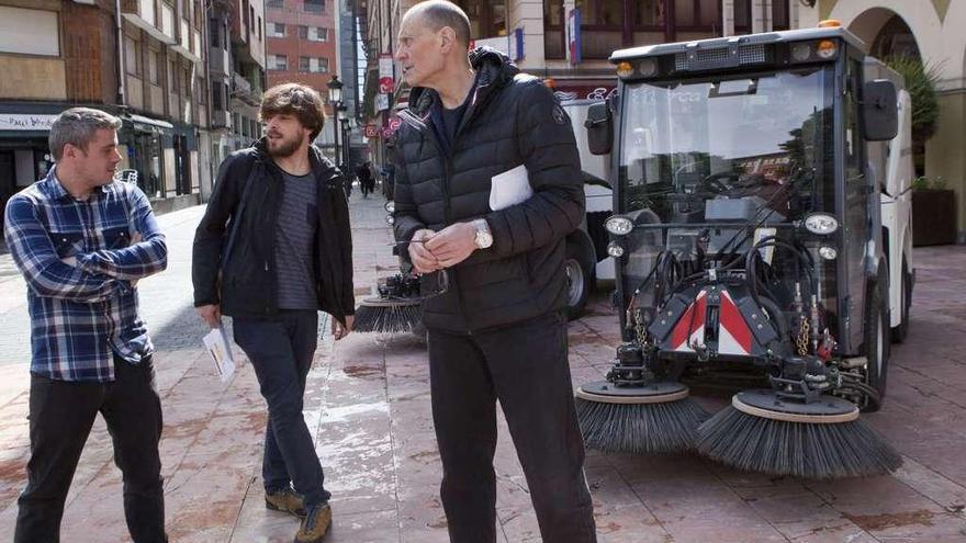 Elías López, Luis Baragaño y Jesús Sánchez, en la presentación de las barredoras.