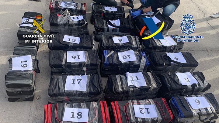 Interceptado un pesquero con 560 kilos de cocaína al norte de las Islas Canarias