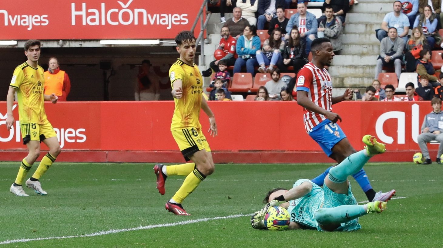 En imágenes: Así fue el partido entre Sporting y Mirandés en El Molinón