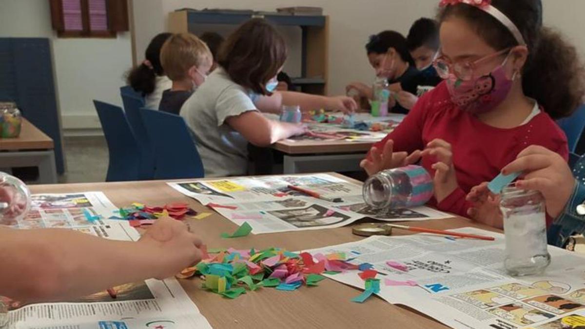 Taller en la biblioteca de Lloret. | MALLORCA LITERÀRIA