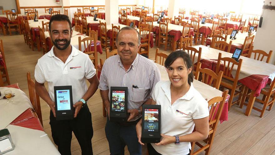De izquierda a derecha, Manuel Muñoz, Pepe Suárez y su hija Belén Suárez, con el nuevo modelo de tabletas para el restaurante, ayer.