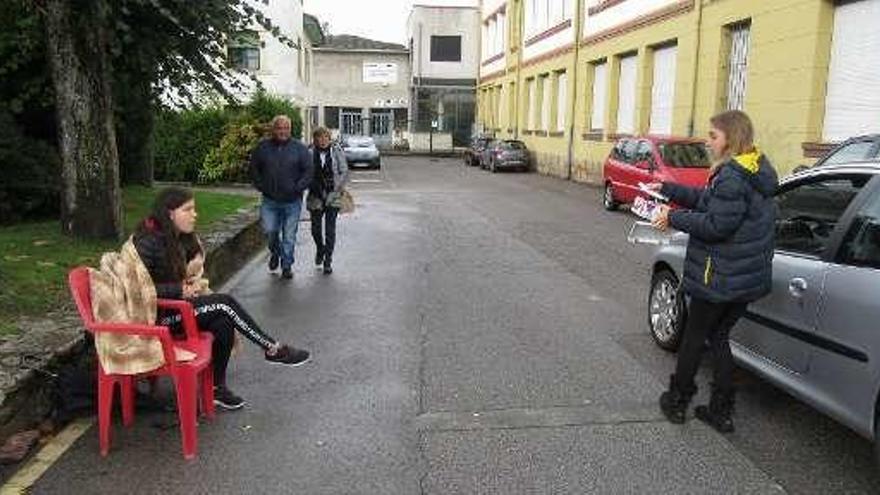 Los alumnos, regulando el aparcamiento en Cangas de Onís.