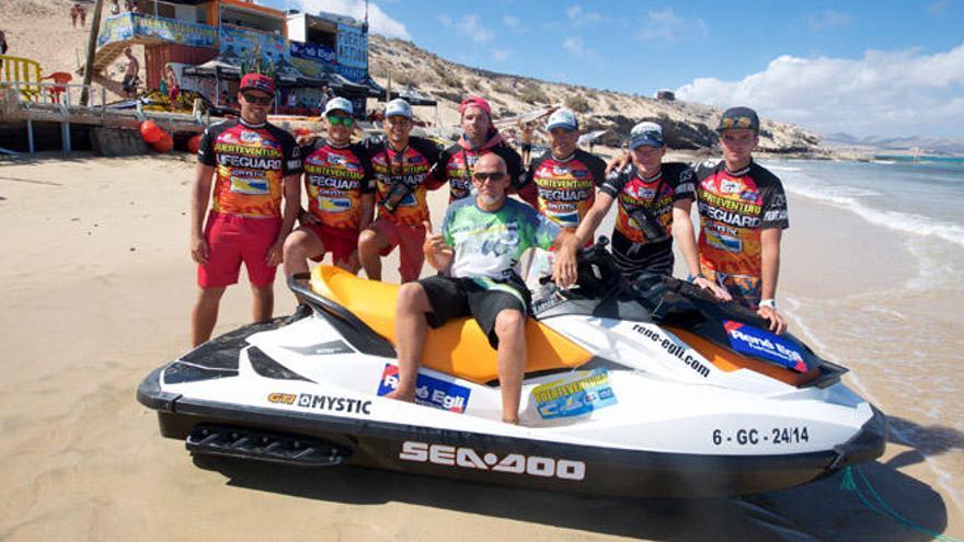 Varios de los socorristas de Sotavento junto al promotor del Mundial, René Egli, en el centro sobre la moto acuática.