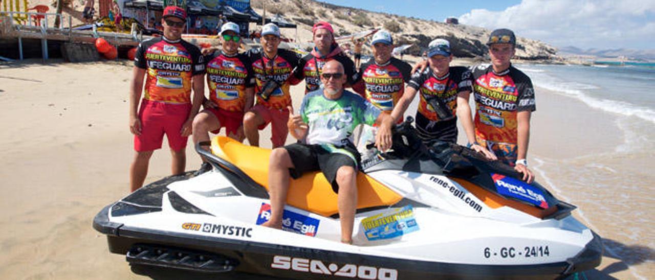 Varios de los socorristas de Sotavento junto al promotor del Mundial, René Egli, en el centro sobre la moto acuática.