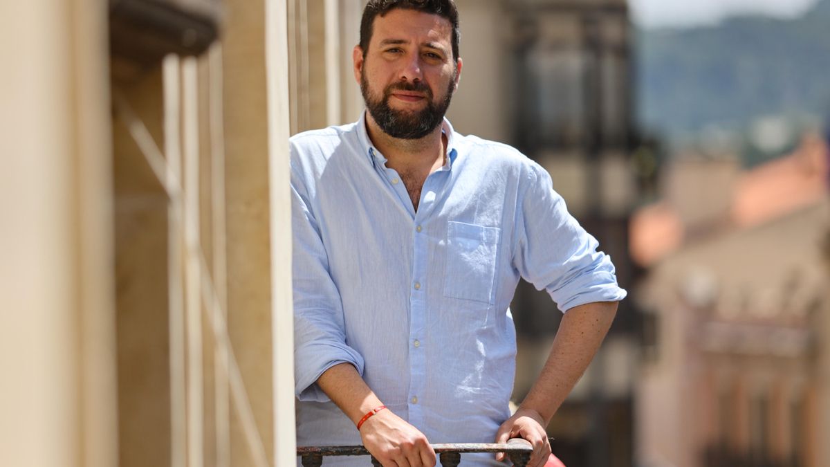 El vicealcalde de Alcoy, Àlex Cerraledo (Compromís), posa en uno de los balcones del Ayuntamiento.