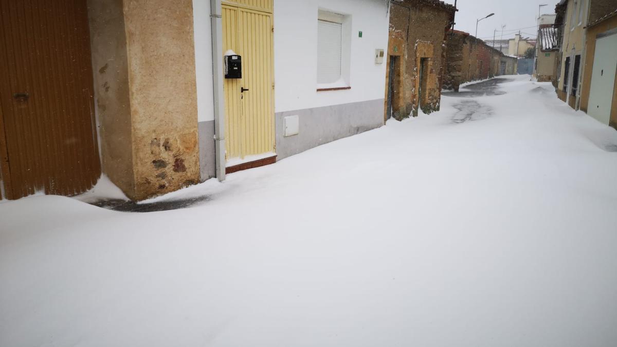 Calles de Villanueva de Campeán llenas de nieve