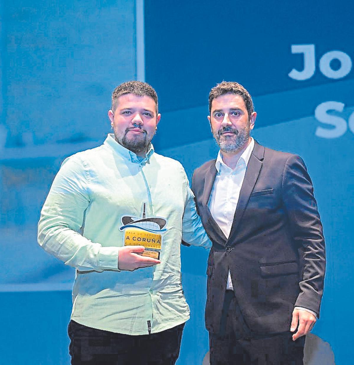 Alejandro, hermano de Jonathan Sobrino, premio de los lectores, junto a Daniel Domínguez, director de LA OPINIÓN.