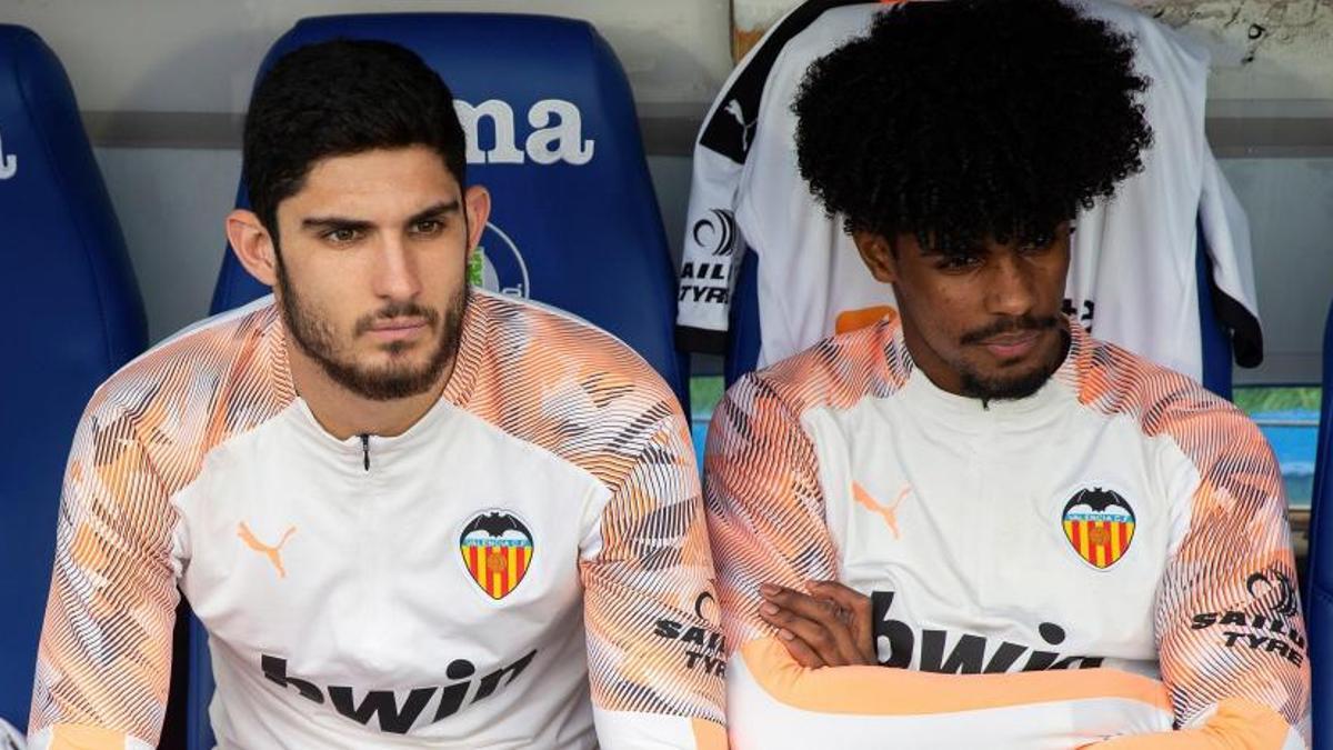 Guedes y Thierry en el banquillo