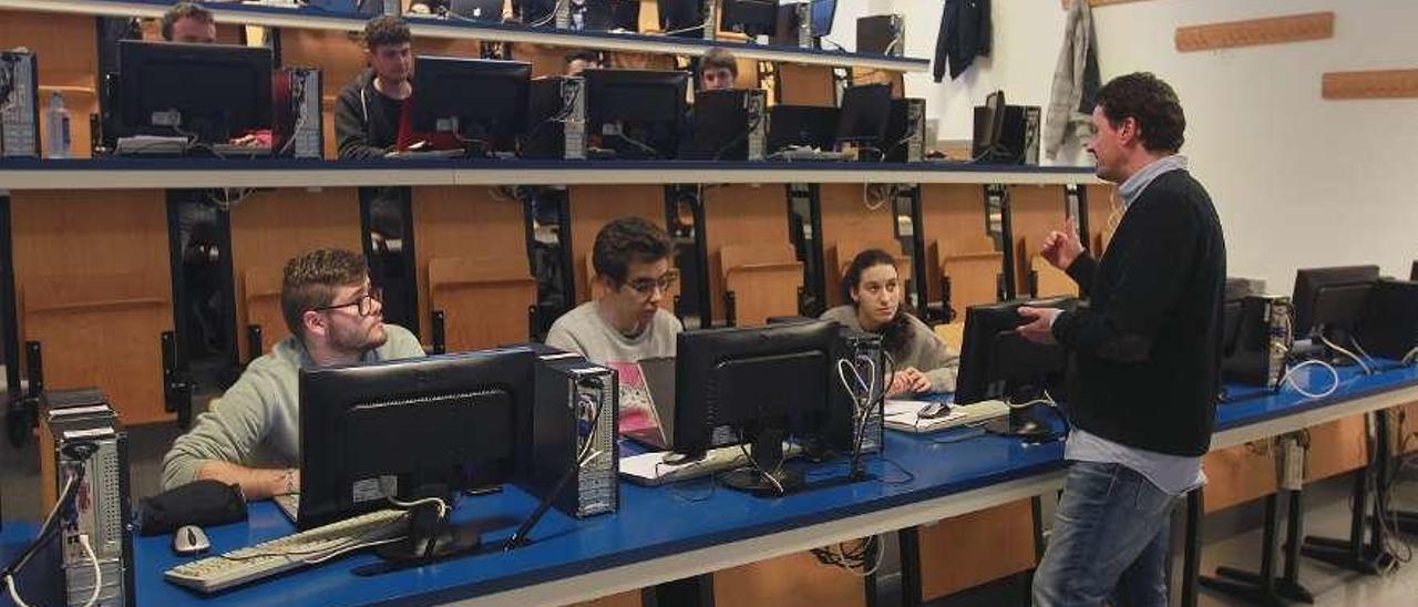 Alumnos de la Escuela de Ingeniería Informática durante una clase. // Iñaki Osorio