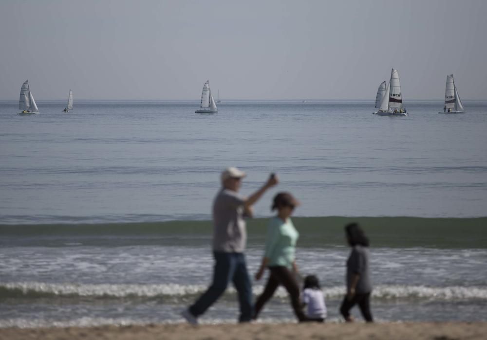 Numerosas personas han disfrutado de la jornada festiva y el sol en la playa.