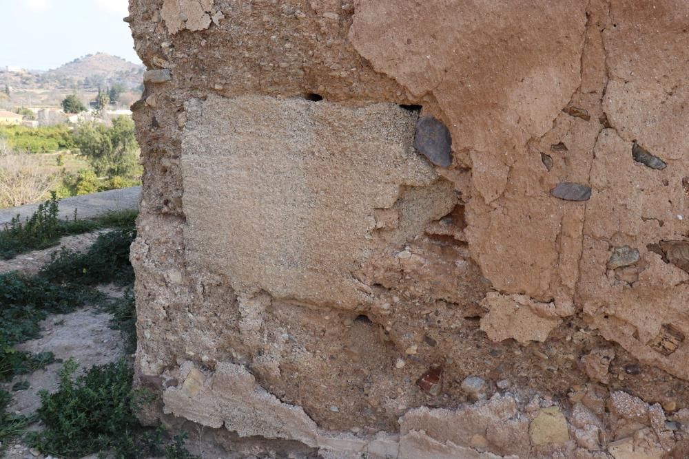 Los castillos de Larache y Cabezo de Torres "se hunden entre la inmundicia", denuncia Huermur