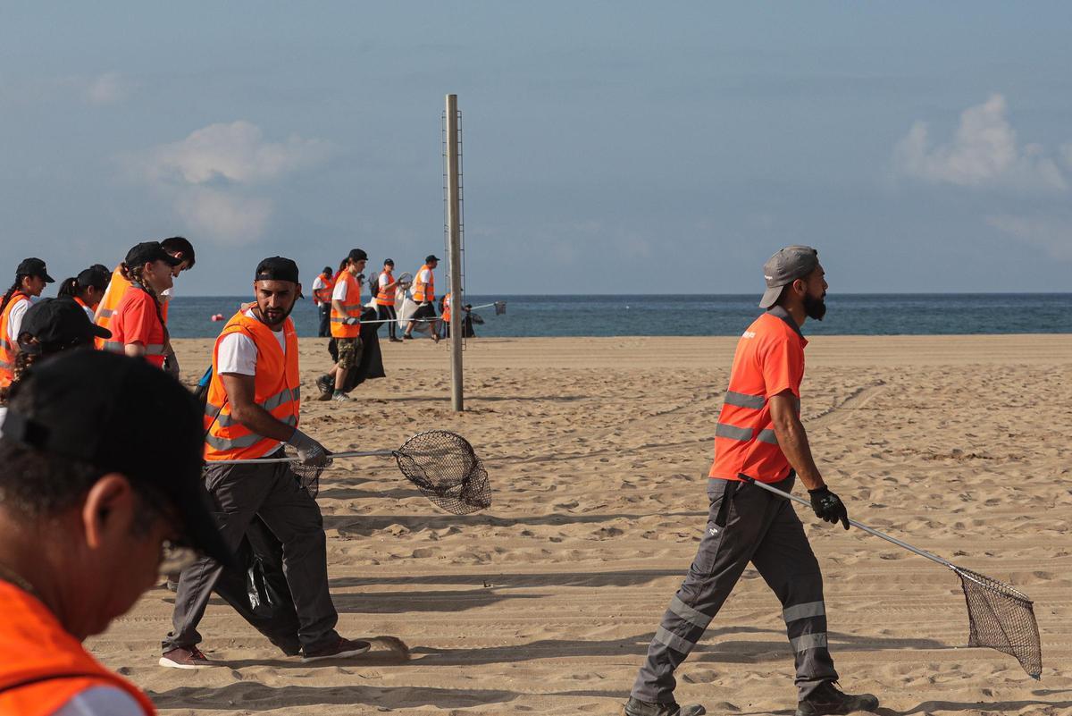 Imagen de archivo de un operativo de limpieza en una playa del área metropolitana de Barcelona.
