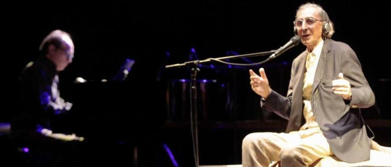 El cantautor italiano Franco Battiato, sentado, sin alardes, durante un momento de su concierto de anoche en la ciudad olívica.