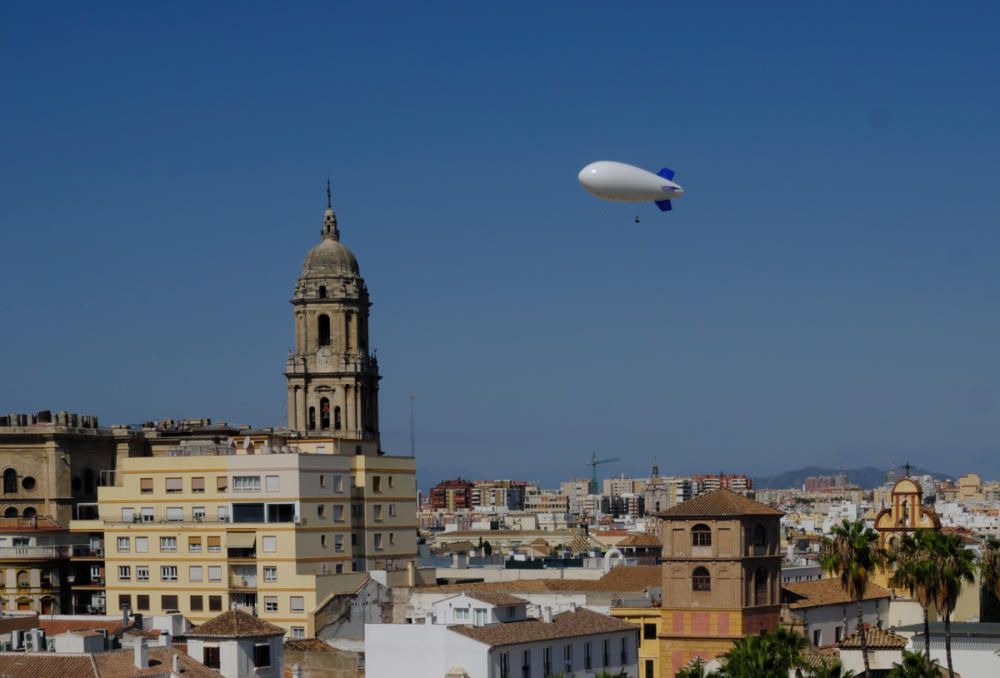 Un zepelín sobrevuela el centro histórico de Málaga