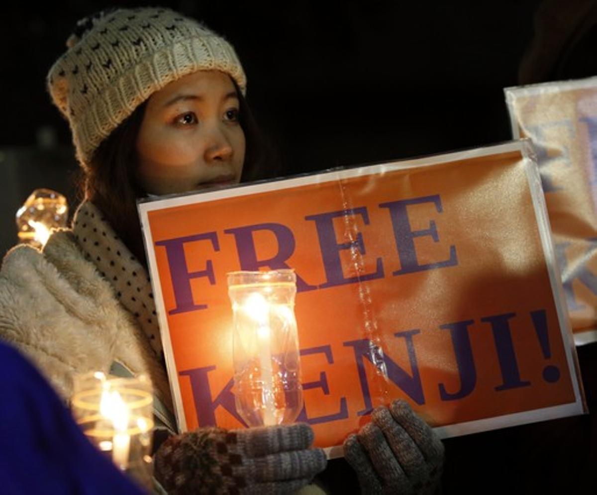 Una noia sosté una espelma en la marxa davant la residència del primer ministre japonès per demanar l’alliberament del periodista Kenji Goto, aquest divendres.