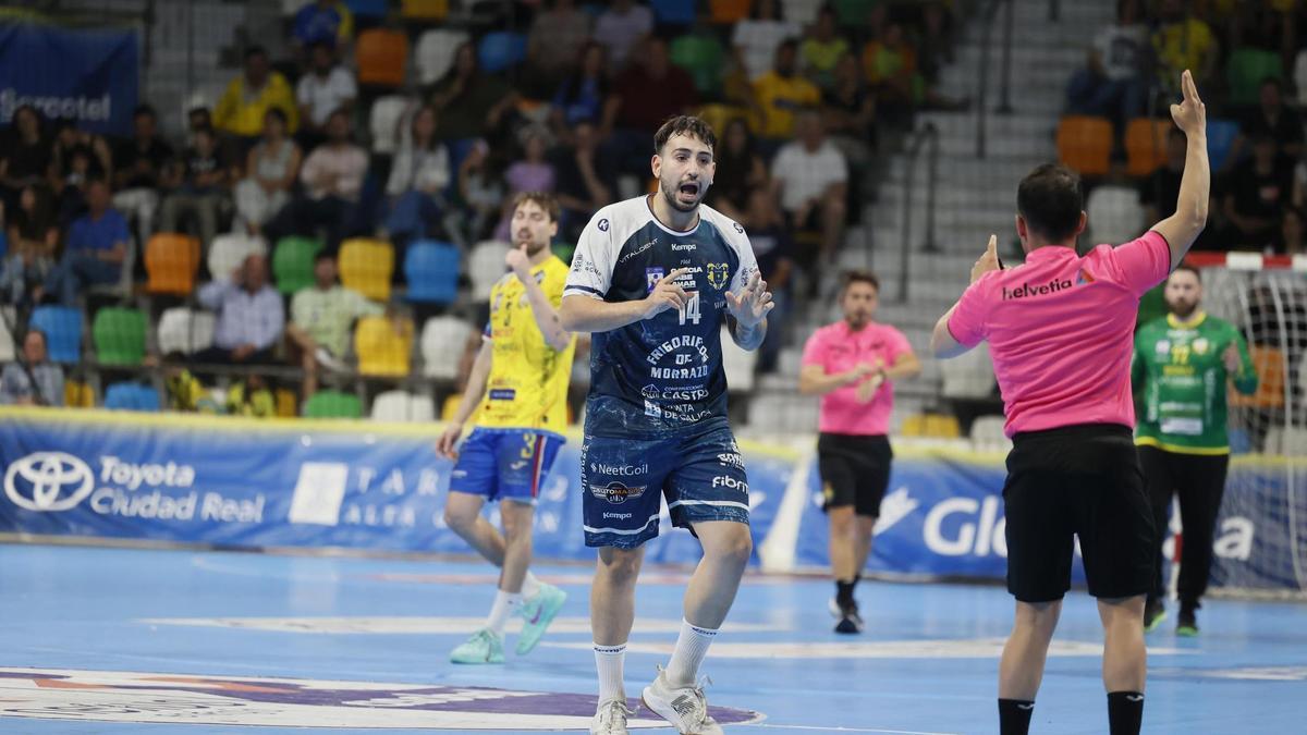 Martín Gayo protesta una acción en el duelo entre el Caserío y el Frigoríficos del Morrazo.