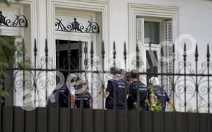 Agentes de Aduanas de la Agencia Tributaria en la Fundación de Alberto Cortina y Elena Cué.