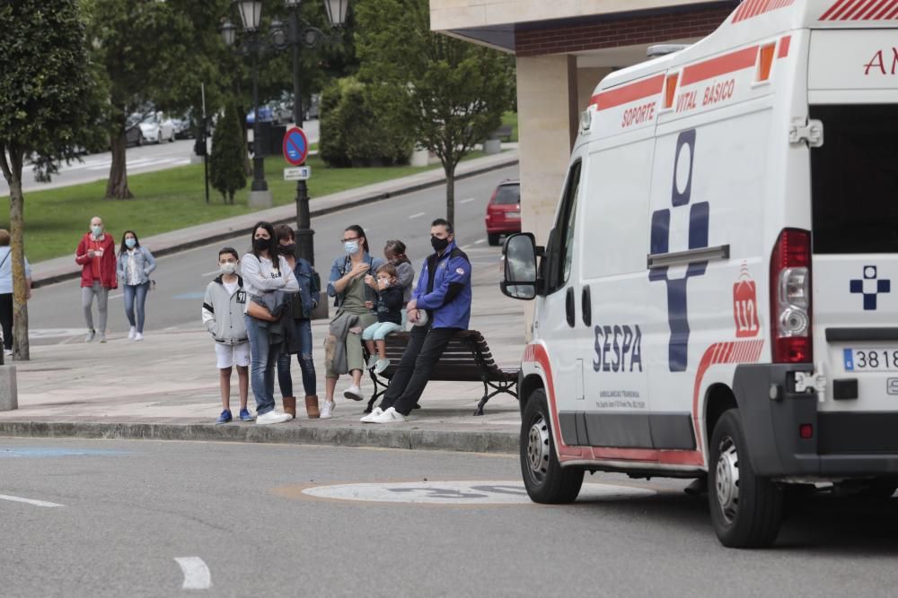 Suceso en Oviedo: Los Bomberos salvan a un hombre en un incendio en La Florida