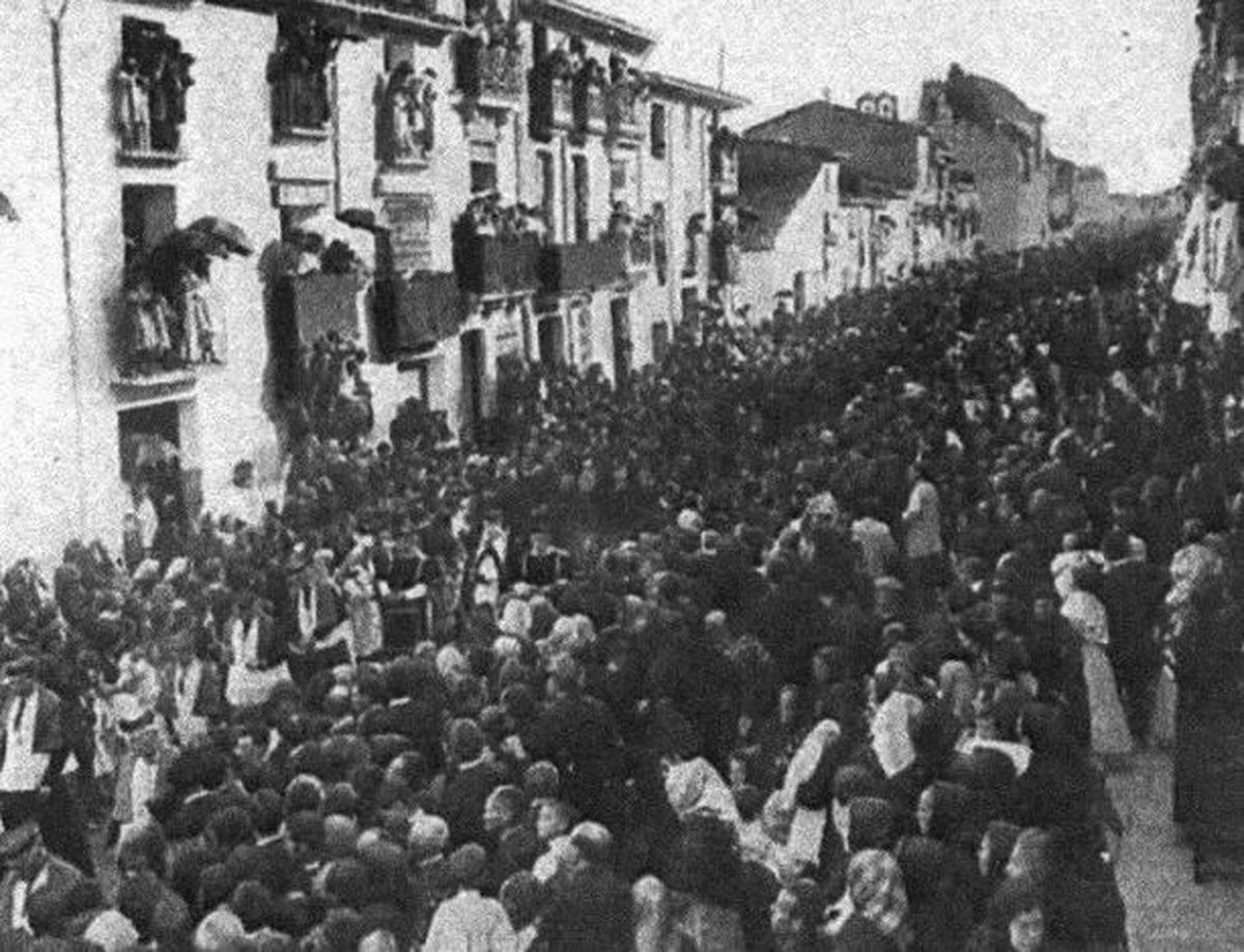 Miles de personas de toda la comarca asistieron al funeral conjunto en Vila-real por las 69 víctimas del incendio del Cine La Luz.