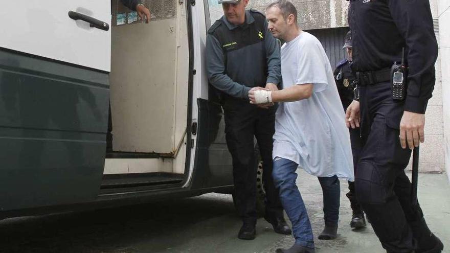 El juzgado prorroga la prisión a un vigués que acuchilló en el cuello a su exnovia