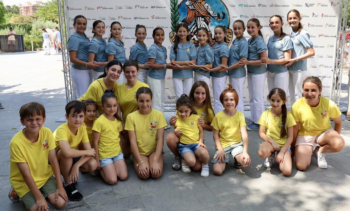 La fiesta de los falleros infantiles con el concurso de dibujo de la JCF