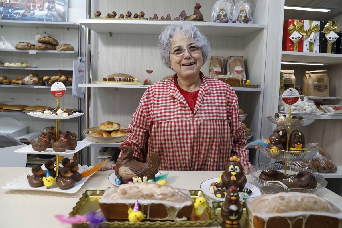 La dueña de La Colosal, Margarita Rodríguez, junto a los adornos y los mantecados de Avilés.