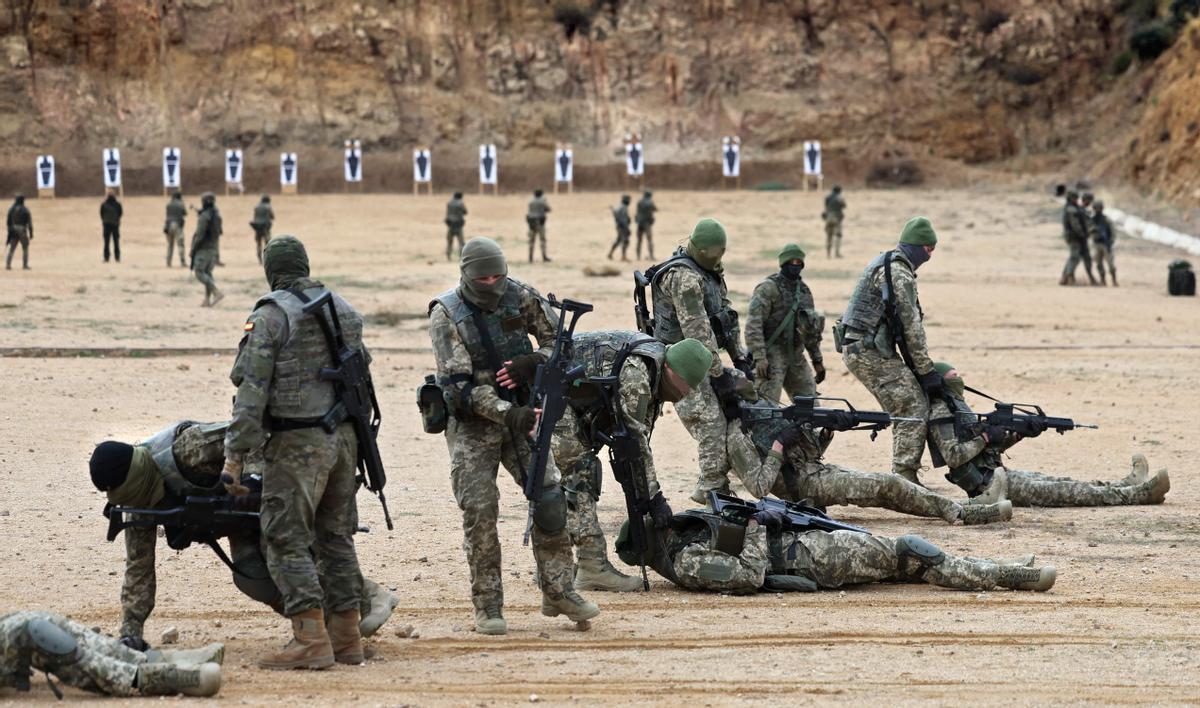 Militares españoles están entrenando a un grupo de 400 soldados ucranianos, como parte de la asistencia militar de la UE a Ucrania en medio de la crisis del país con Rusia